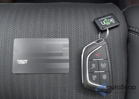 2026 Cadillac Vistiq Sport z USA, uszkodzony, nr VIN 1GYC3NML5TZ701875